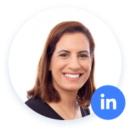 Mujer sonriente con el logo de LinkedIn en un marco circular.