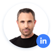 Hombre con pelo corto en foto de perfil circular, icono de LinkedIn.